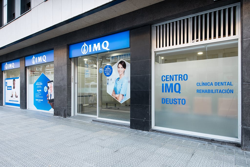 Clínica dental en Deusto - Blanqueamiento dental, implantes dentales y ortodoncia invisible Invisalign en Bilbao